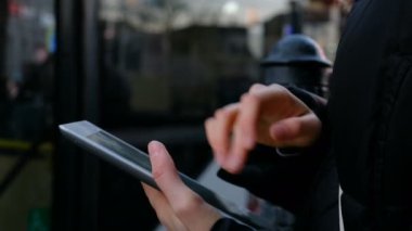 Genç kadın tablet - teknoloji, sosyal ağ, iletişim kavramı kullanma yandan yakın çekim