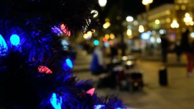 Hoparlör ve müzisyenler şehrin Noel süsleri geceleri-arka planda