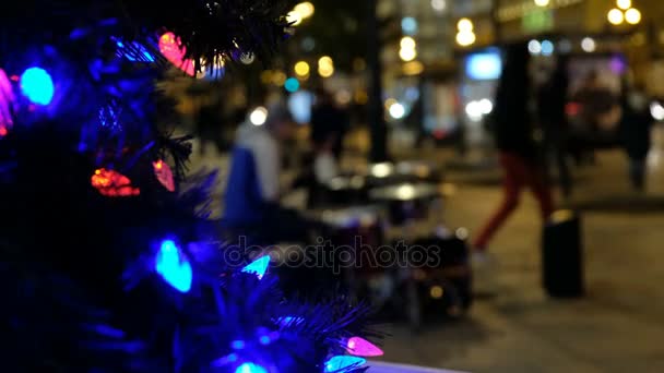 Juldekorationer i bakgrunden högtalare och musiker av staden på natten — Stockvideo