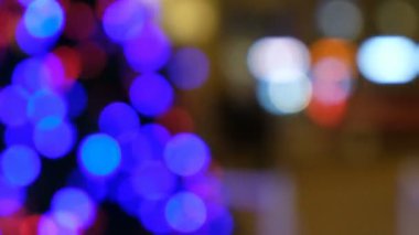 insanlar yürüyen ve Araba sürme ile bulanık kentsel peyzaj