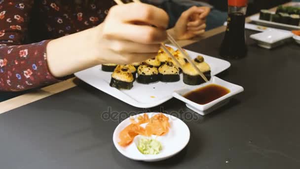 Schöne kaukasische Frau isst Sushi in einem japanischen Restaurant — Stockvideo