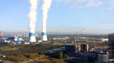 Kule Vinç ve üreticileri, enerji santrali yakın stroitelstvo konut evleri ile kule ve inşaat alanında bir görünümünü yükselen timelapse
