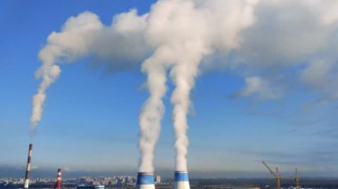 Timelapse sigara bacaları ve kule vinç ve inşaatçılar ile inşaat alanında bir görünümünü, stroitelstvo konut elektrik santrali yakın evler