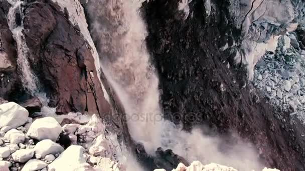 Βουνό καταρράκτη θολό, βρώμικο κρυσταλλικό νερό ρέει closeup — Αρχείο Βίντεο