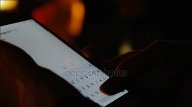 Arka plan aydınlatma bokeh renk üzerinde ışık gece City, elleri ve manifatura cep telefonu kullanarak hipster ekran smartphone cep telefonu ile kız işaret parmağı