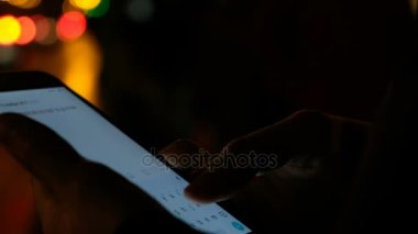 Arka plan aydınlatma bokeh renk üzerinde ışık gece City, elleri ve manifatura cep telefonu kullanarak hipster ekran smartphone cep telefonu ile kız işaret parmağı