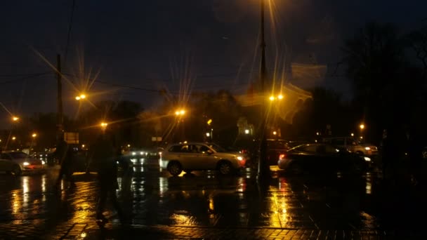 Život města v noci deštivého města oknem — Stock video