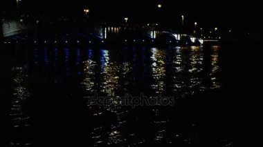 su Nehri Köprüsü'nden ışığın yansıması