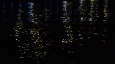 su Nehri Köprüsü'nden ışığın yansıması