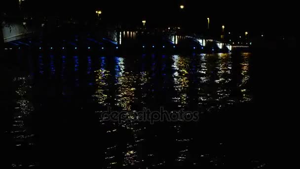 Reflexion des Lichts im Wasser von der Flussbrücke — Stockvideo