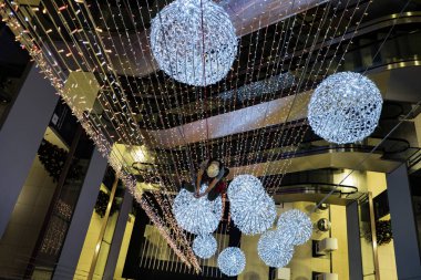 Alışveriş merkezindeki Noel süsleri endüstriyel dağcı kurar