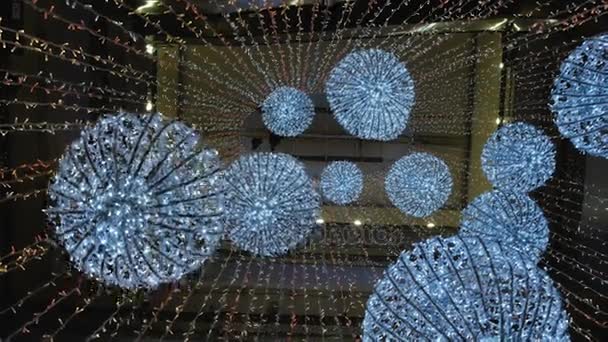 Industrial climber sets up Christmas decorations in the shopping centre — Stock Video