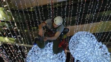 Endüstriyel dağcı Noel süsleri alışveriş merkezinde desteklenmeyen uzayda bağlar