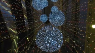 Alışveriş merkezindeki Noel süsleri endüstriyel dağcı kurar