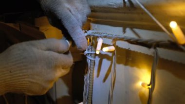 Yükleyici Noel süsleri bağlanır ve onlar ışık kadar bina cephe, yakın çekim