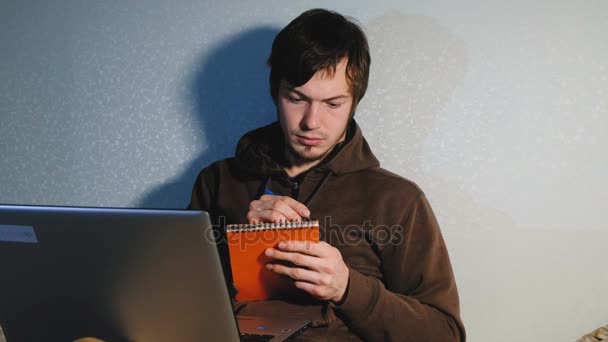 Gli studenti stanno studiando a casa per esami, registrano lezioni in un notebook del computer portatile . — Video Stock
