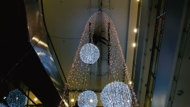 Alpinista industrial monta decorações de Natal no espaço não suportado no centro comercial — Vídeo de Stock