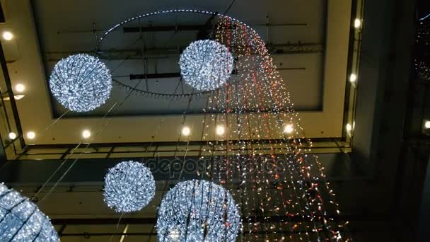 Escalador industrial monta decoraciones navideñas en el espacio sin soporte en el centro comercial — Vídeos de Stock