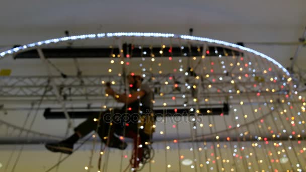 Alpinista industrial configura decorações de Natal no centro comercial — Vídeo de Stock