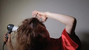 Kamera yavaş hareket arıyorum genç güzel kız kuru kıvırcık saçlar evde,.