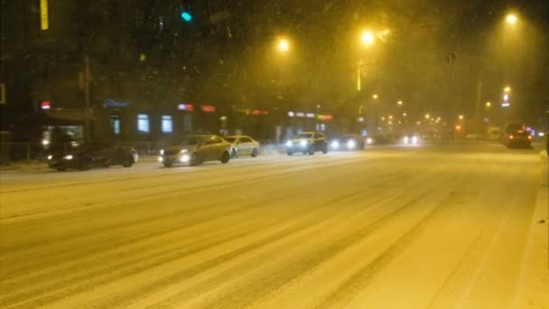 Sněhová bouře na silnici ve městě, auta jít pomalu, 4k. — Stock video