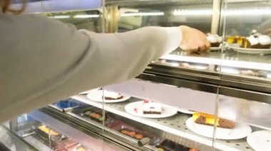Kafe yemek odası yakın çekim, 4 k buzdolabında bir tatlı kızı alır.