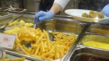 Yandan yemek odası kafe yakın çekim, 4 k de köfte ile bir tabak kızarmış patates Patates Cook koyar.