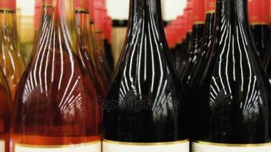 Bir süpermarkette yakın bir şarap raf, seyahat raflar, 4k boyunca kamera.