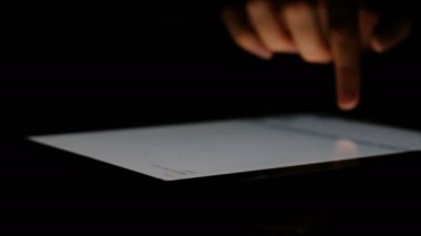 El karanlık yakından, 4k tablet bir mesaj yazmak.