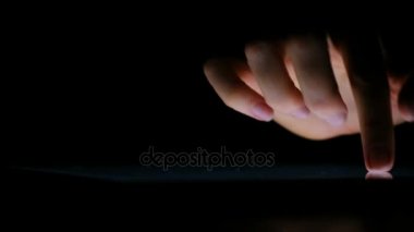 Karanlık, yakın çekim, 4 k tablet bir parmak el sürücüler.