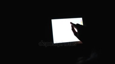 Parmak tablet üzerinde barış ve sevgi, karanlık, yakın çekim, 4 k hippi işareti sembolü çizer..