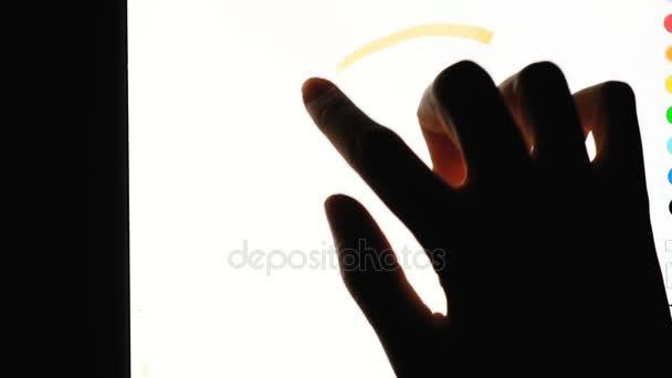 La mano dibuja en la tablilla un símbolo de paz y amor, signo hippie, en la oscuridad, primer plano, 4k . — Vídeo de stock