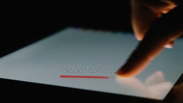 Finger skrev på tabletten livets ord i den mörka, närbild, 4k. — Stockvideo