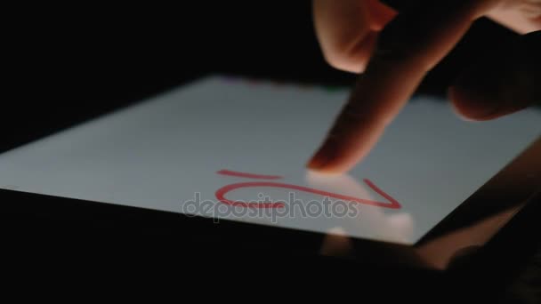 Ffinger schreibt auf ein Tablet die Zahl 2018 im Dunkeln, Nahaufnahme, 4k. — Stockvideo