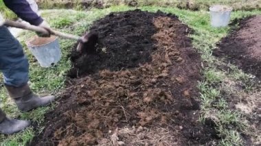 Dikim, 4 k için gübre ile yere kadar adam kazıyor.