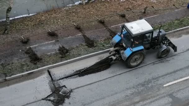 Grabenleger schneidet Asphalt im Winterblick von oben, 4k — Stockvideo