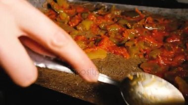 Kız pizza yakın, ev yapımı pizza, 4 k lecho sos koyar.