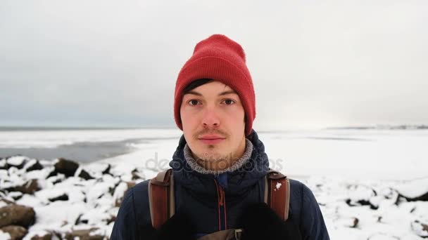 Close-up de um homem recebe uma bola de neve em seu rosto — Vídeo de Stock