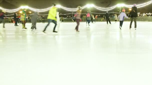 La gente patina al aire libre en patines sobre hielo, 4K . — Vídeo de stock