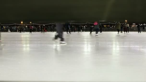 Pies de personas patinaje sobre hielo al aire libre, 4K . — Vídeo de stock