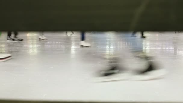 Voeten van mensen schaatsen buitenshuis, 4k. — Stockvideo