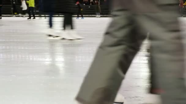 Pies de personas patinaje sobre hielo al aire libre, patinaje en masa sobre hielo, 4K . — Vídeos de Stock