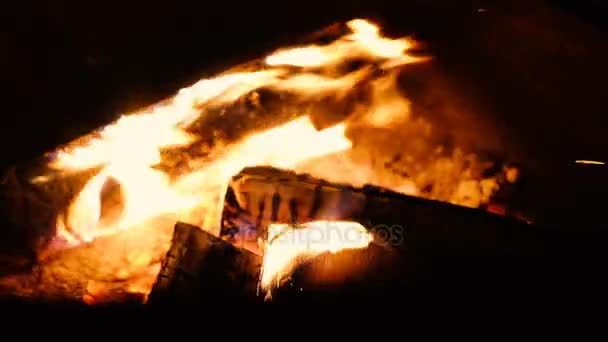 Fuego, relajante, mirando al fuego, cámara lenta . — Vídeo de stock