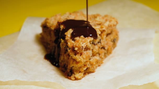 Esmalte de chocolate vertiendo en postre casero. Cerrar postre de chocolate en cámara lenta — Vídeos de Stock