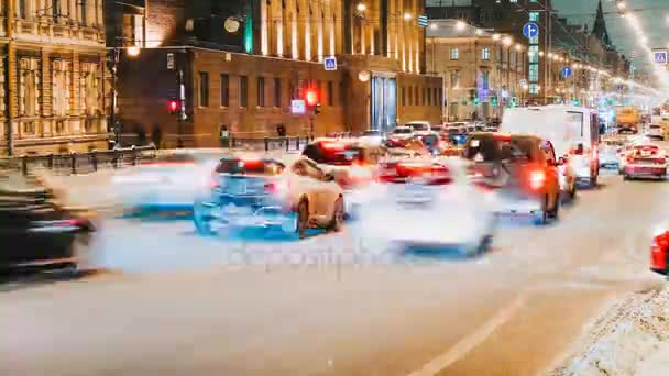 Time lapse tráfico nocturno en el centro de la ciudad, 4k . — Vídeos de Stock