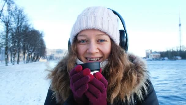 Retrato de uma bela menina de inverno em chapéu, 4k . — Vídeo de Stock