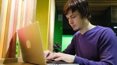 Beyaz serbest adam bir kafede çalışıyor ve kahve, 4 k içecekler.