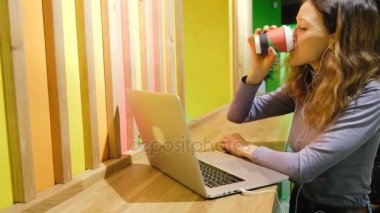 Kız Skype veya video üzerinde konuşurken, kahve içme, veda ve 4 k bir hava öpücük gönderme.