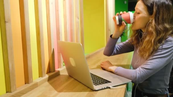 La chica está hablando por Skype o video, tomando café, despidiéndose y enviando un beso aéreo, 4k . — Vídeos de Stock