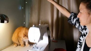 Kız bir dikiş makinesi, 4 k çalışıyor.